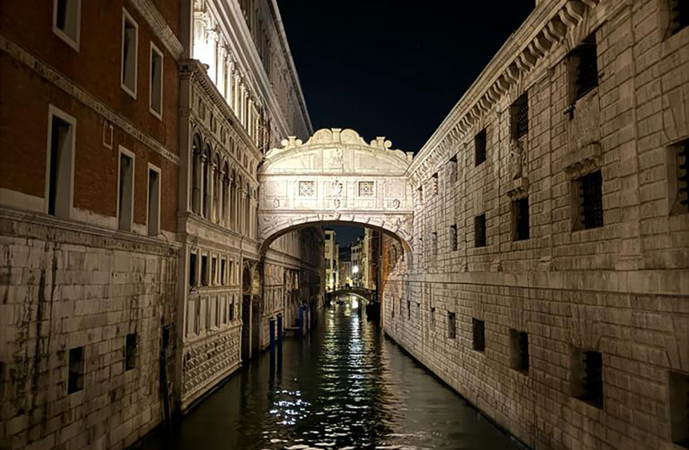 1210 Venice at night