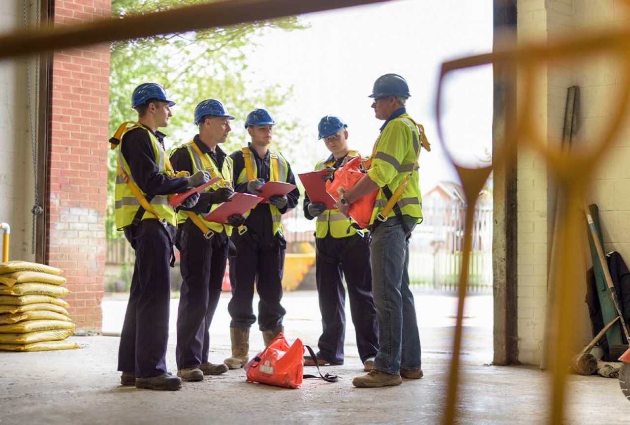 Apprentice builders in presentation in training facility